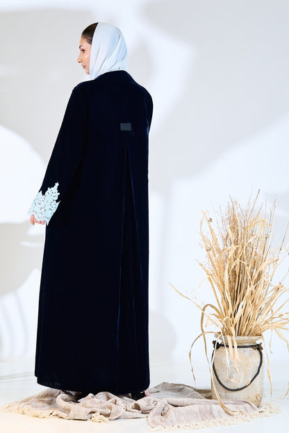 عباية مخملية منتصف الليل مع تطريز على شكل أساور من الدانتيل الجليدي