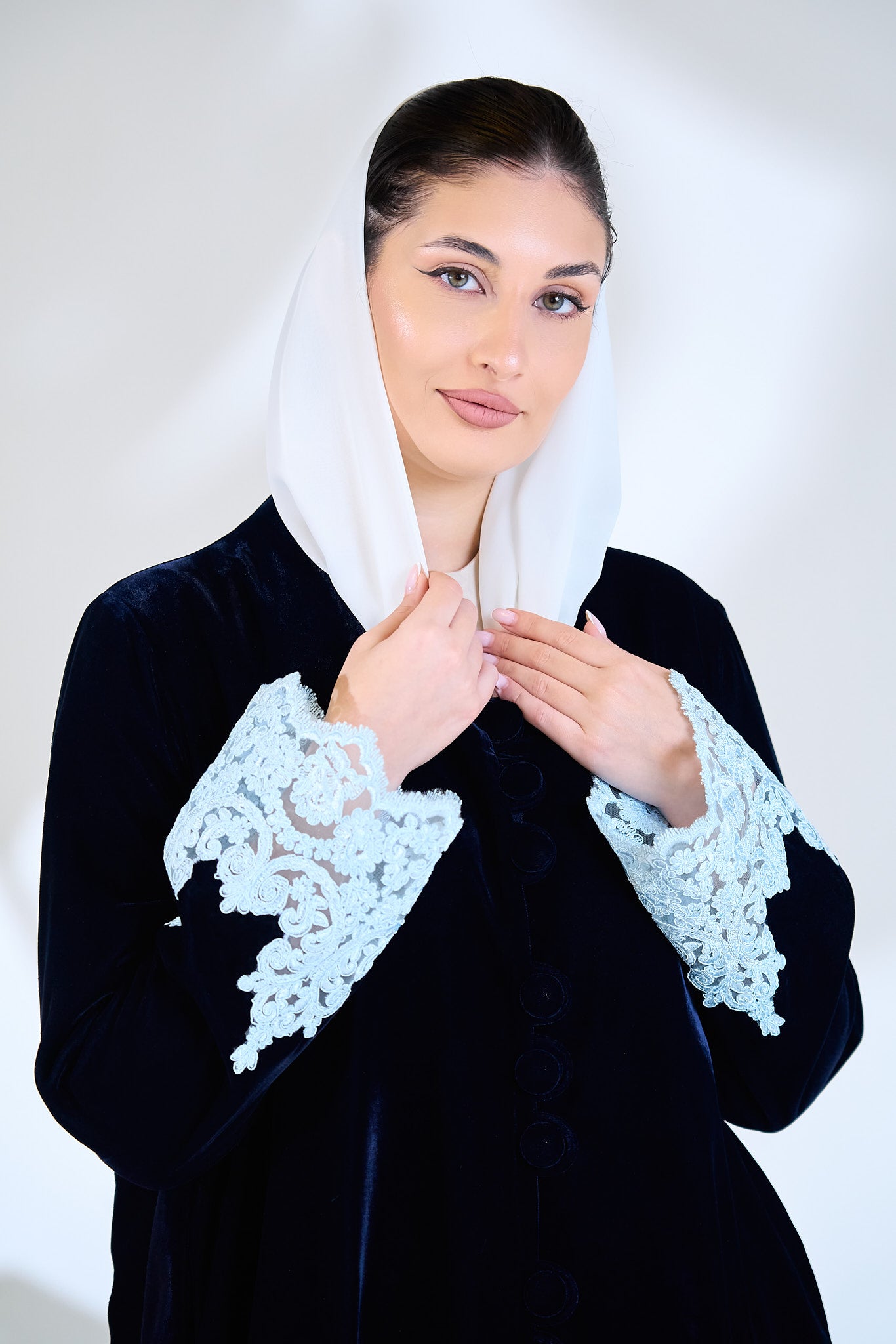 عباية مخملية منتصف الليل مع تطريز على شكل أساور من الدانتيل الجليدي