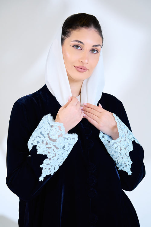 عباية مخملية منتصف الليل مع تطريز على شكل أساور من الدانتيل الجليدي – hover image