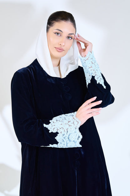 عباية مخملية منتصف الليل مع تطريز على شكل أساور من الدانتيل الجليدي