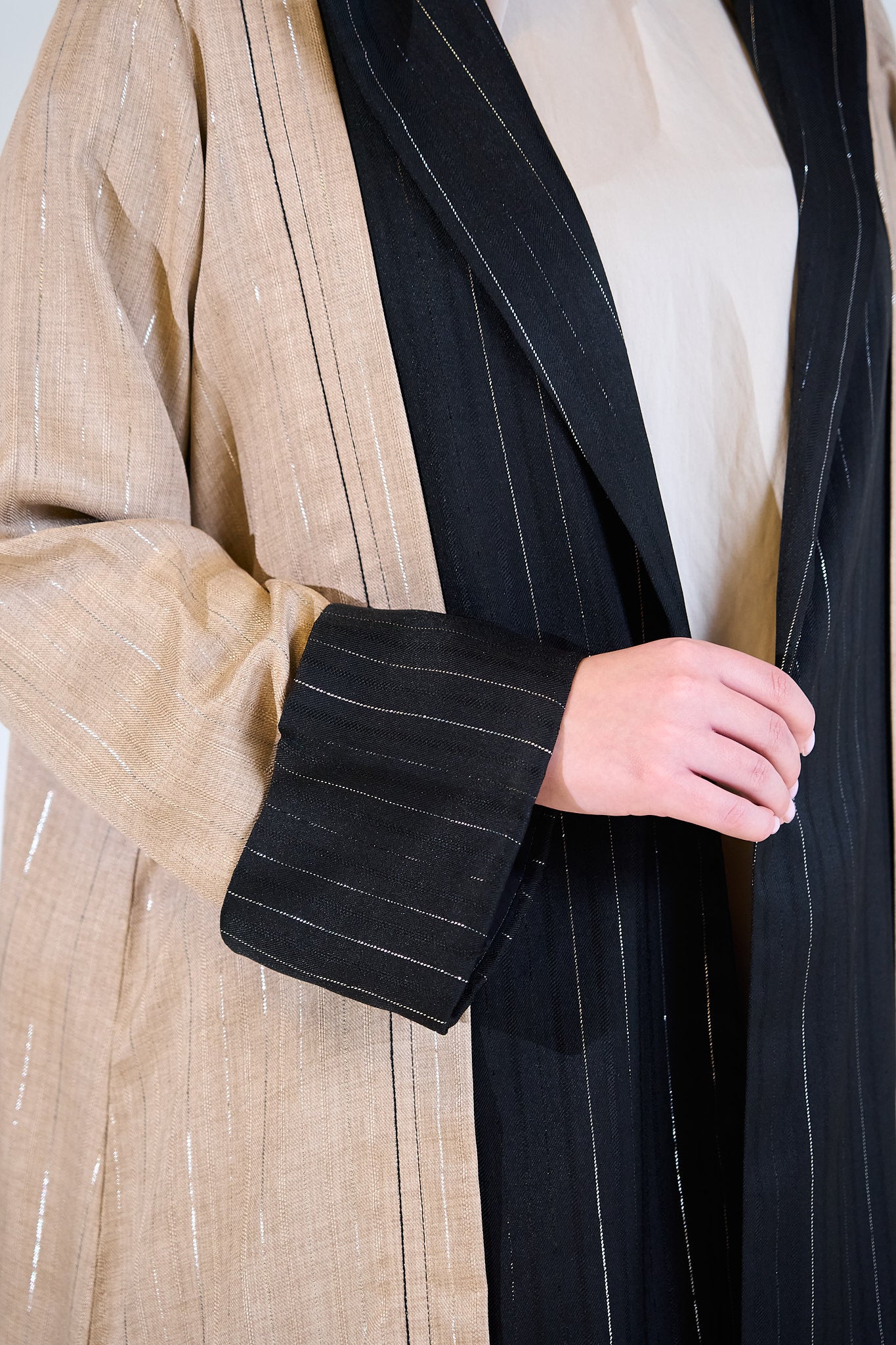 عباية من مزيج الكتان بلونين مع لوحة مركزية مخططة باللون الأسود