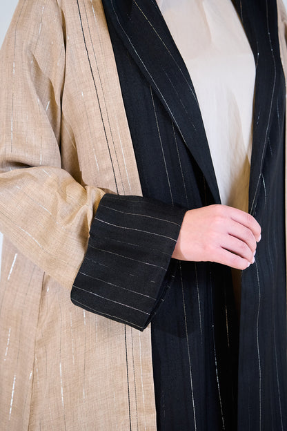 عباية من مزيج الكتان بلونين مع لوحة مركزية مخططة باللون الأسود