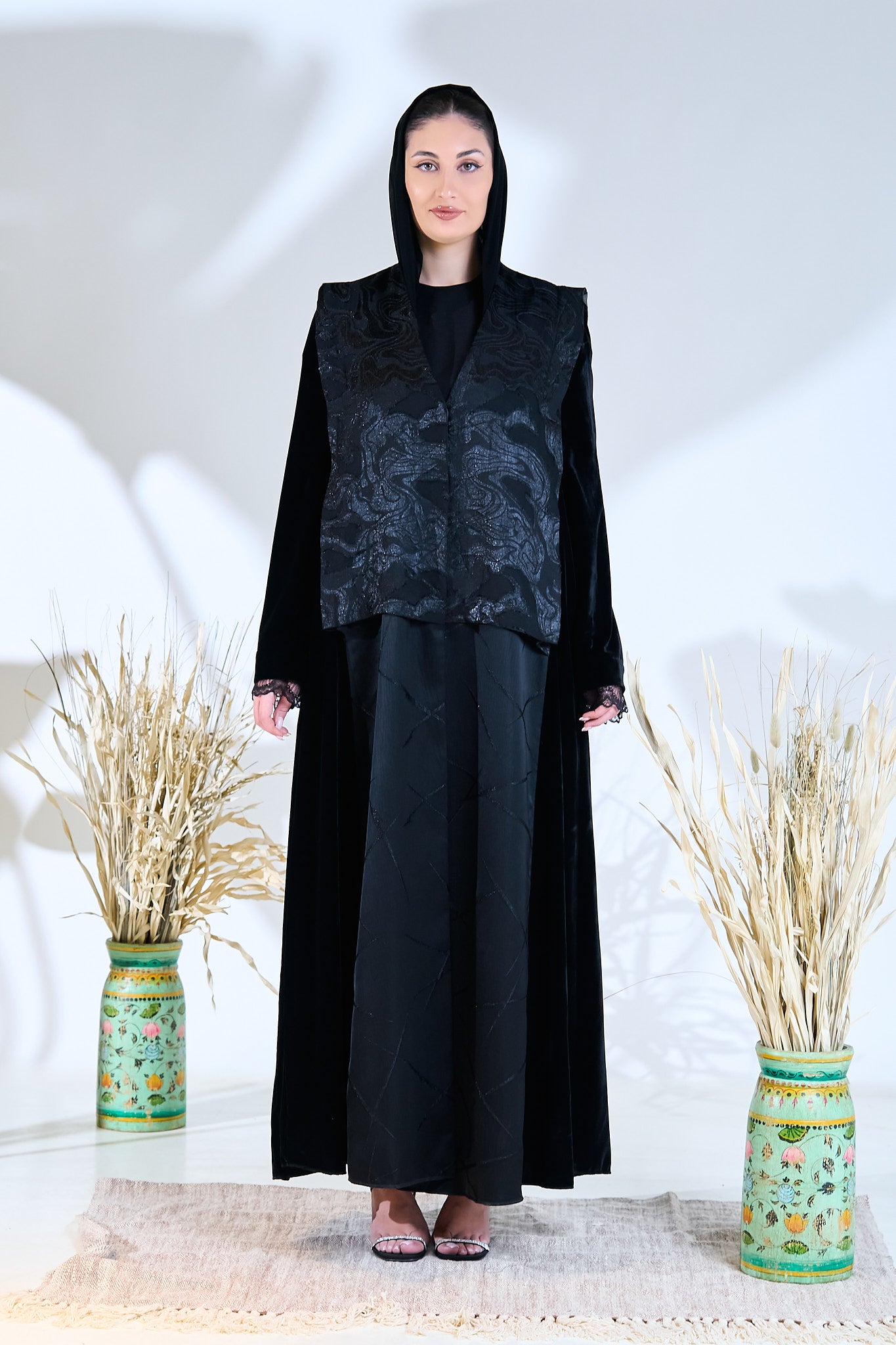 عباية بطبقات من المخمل والديباج باللون الأسود مع طبقة خارجية منقوشة