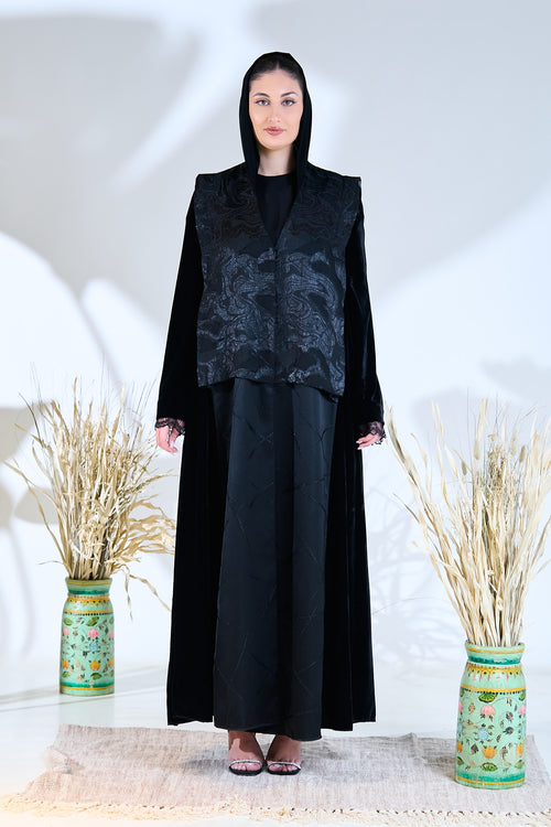 عباية بطبقات من المخمل والديباج باللون الأسود مع طبقة خارجية منقوشة