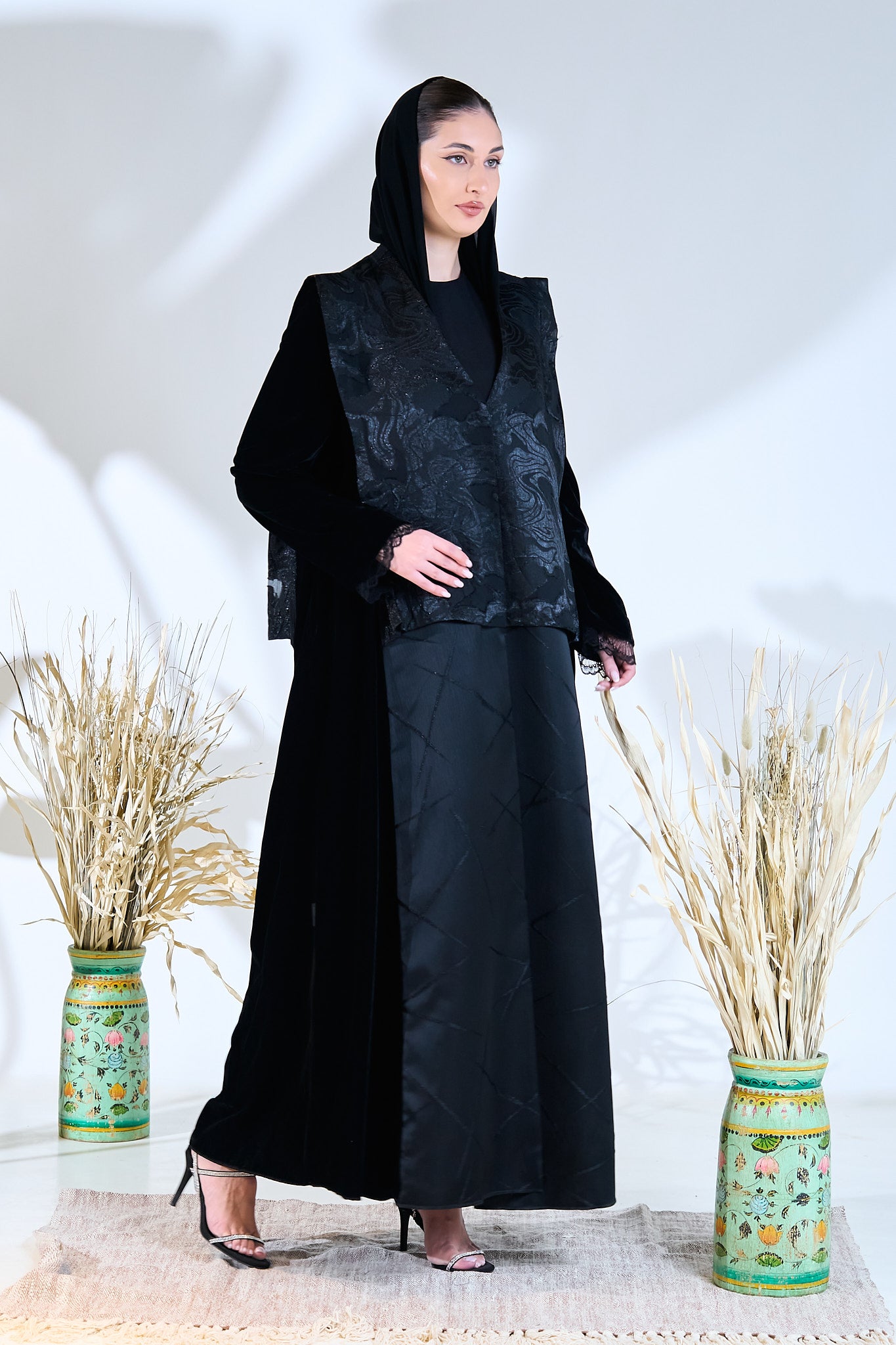 عباية بطبقات من المخمل والديباج باللون الأسود مع طبقة خارجية منقوشة