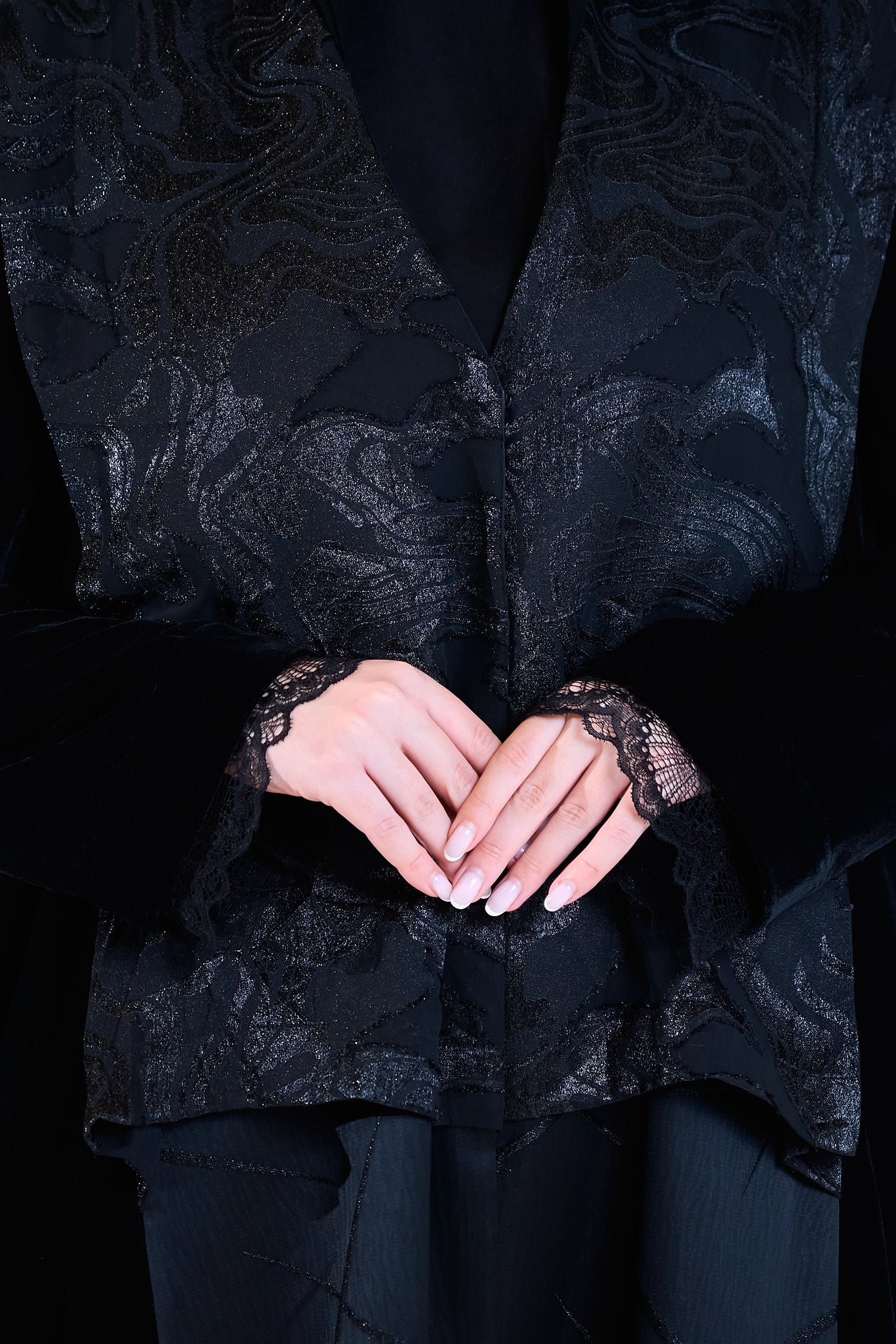 عباية بطبقات من المخمل والديباج باللون الأسود مع طبقة خارجية منقوشة