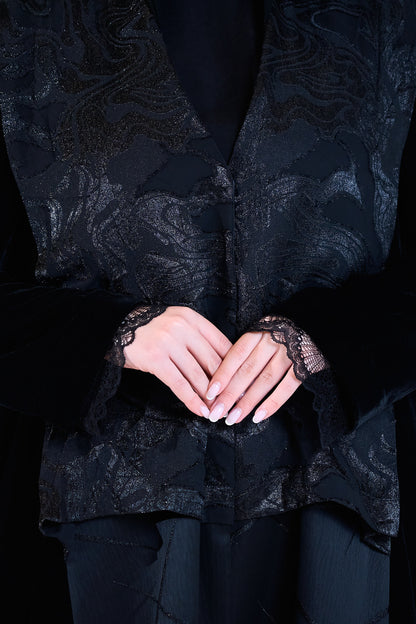 عباية بطبقات من المخمل والديباج باللون الأسود مع طبقة خارجية منقوشة