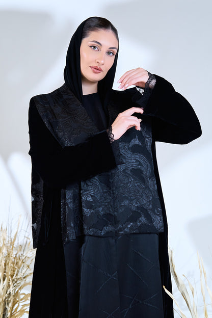 عباية بطبقات من المخمل والديباج باللون الأسود مع طبقة خارجية منقوشة