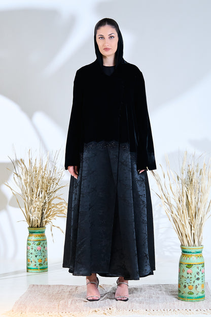 عباية مخملية من قماش الجاكار الفاخر مع حاشية مزخرفة