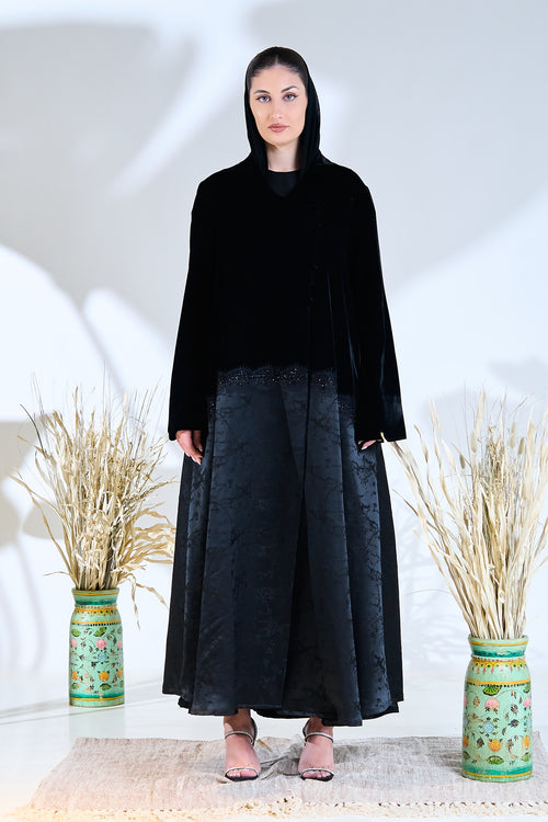 عباية مخملية من قماش الجاكار الفاخر مع حاشية مزخرفة