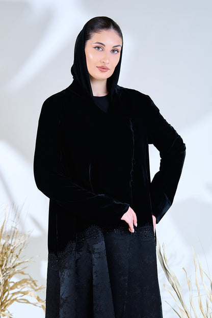 عباية مخملية من قماش الجاكار الفاخر مع حاشية مزخرفة