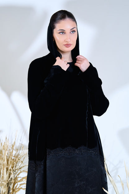 عباية مخملية من قماش الجاكار الفاخر مع حاشية مزخرفة