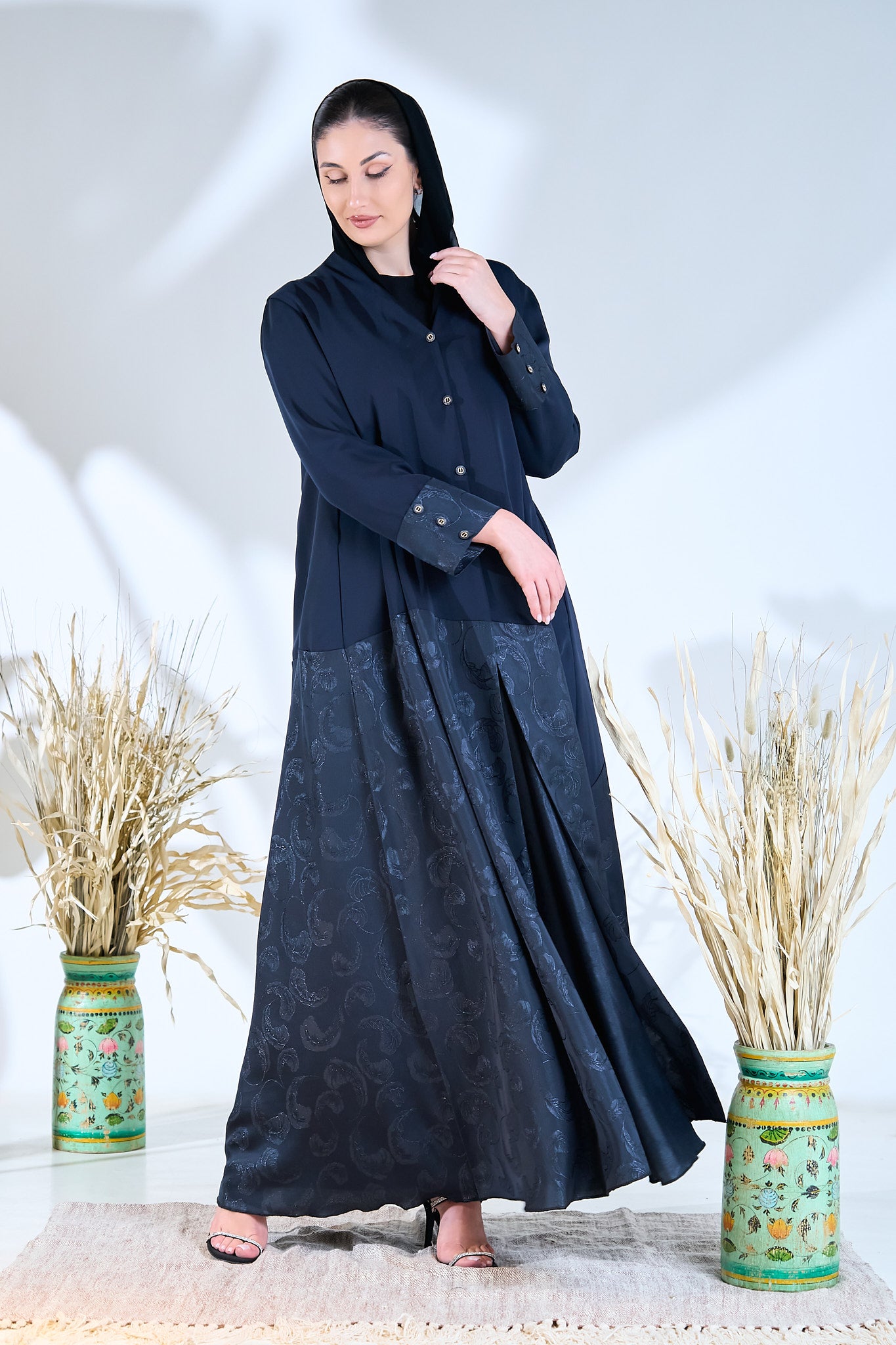 عباية مميزة بحاشية متباينة باللون الكحلي منتصف الليل