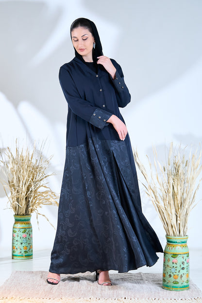 عباية مميزة بحاشية متباينة باللون الكحلي منتصف الليل