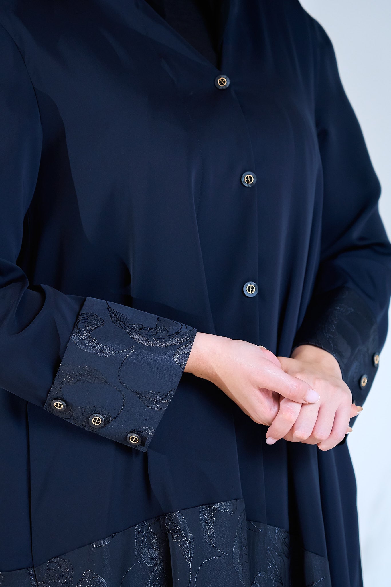 عباية مميزة بحاشية متباينة باللون الكحلي منتصف الليل