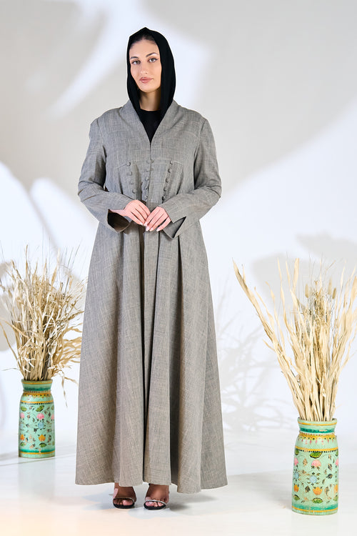 عباية مطوية باللون الرمادي من مزيج الكتان الناعم مع لوحة أزرار منظمة – hover image