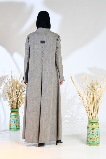عباية مطوية باللون الرمادي من مزيج الكتان الناعم مع لوحة أزرار منظمة