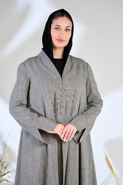 عباية مطوية باللون الرمادي من مزيج الكتان الناعم مع لوحة أزرار منظمة