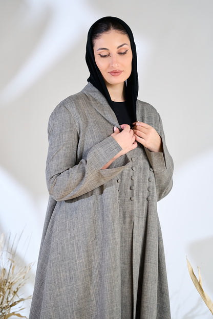عباية مطوية باللون الرمادي من مزيج الكتان الناعم مع لوحة أزرار منظمة
