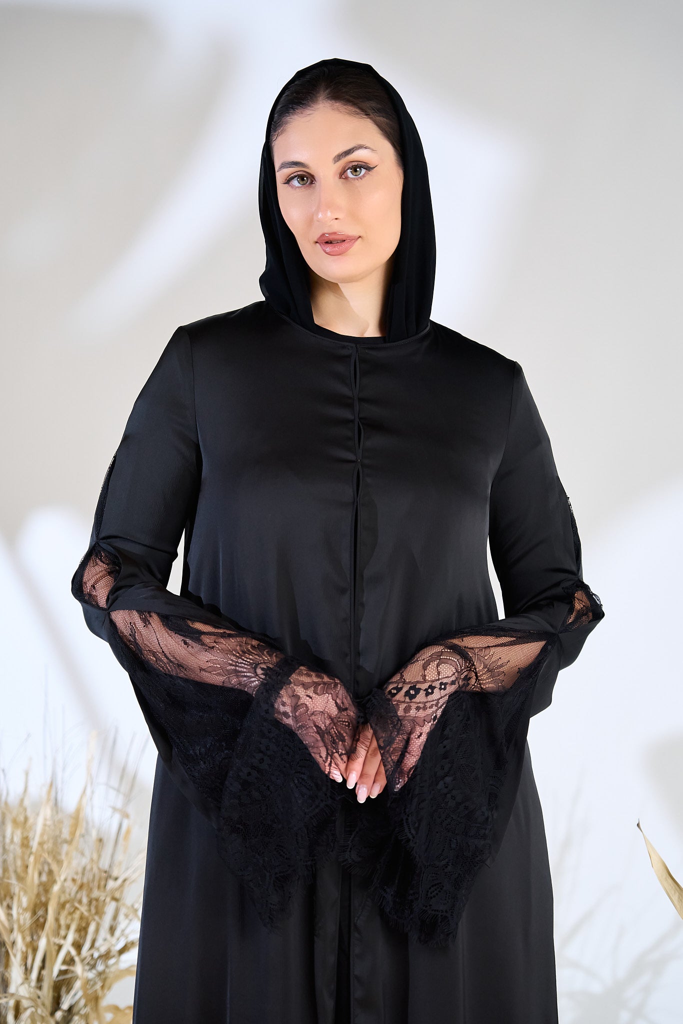 عباية سوداء أنيقة بأكمام جرس من الدانتيل وفتحة أمامية بسيطة