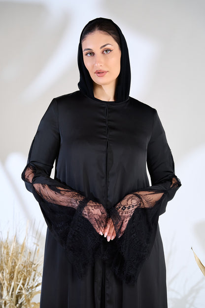 عباية سوداء أنيقة بأكمام جرس من الدانتيل وفتحة أمامية بسيطة