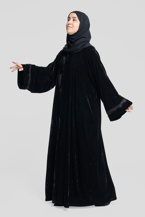 Velvet Abaya with Lace Sleeve Detail – hover image