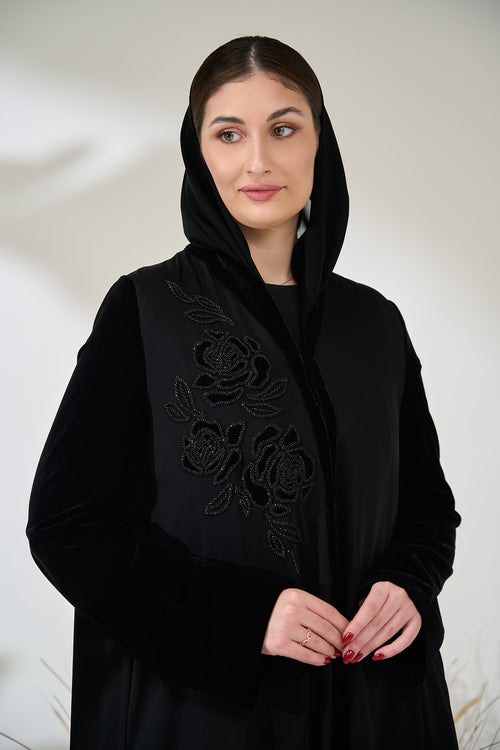 عباية باللون الأسود المخملي مع تطريز يدوي على شكل زهور – hover image