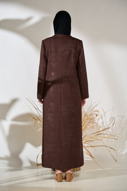 عباية بليزر مصممة باللون الكاكاو مع تفاصيل أزرار كريستالية