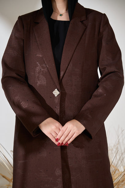 عباية بليزر مصممة باللون الكاكاو مع تفاصيل أزرار كريستالية