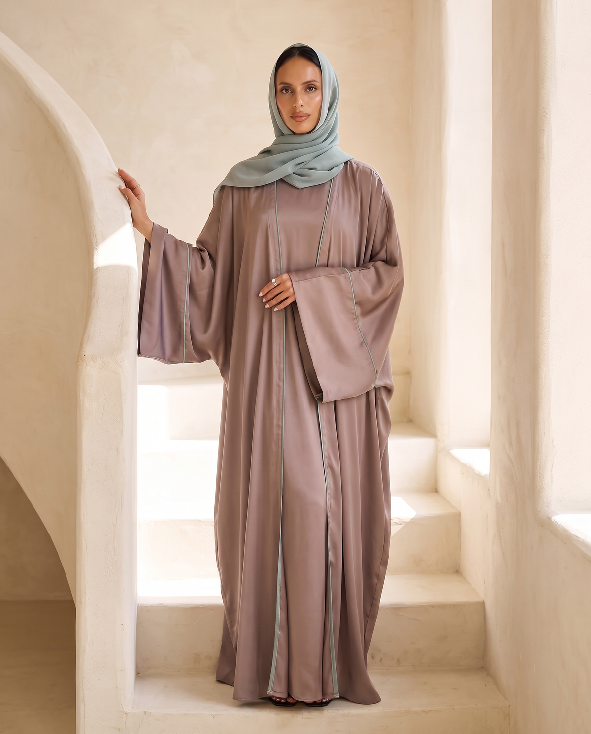 Elegant Pale Taube Abaya