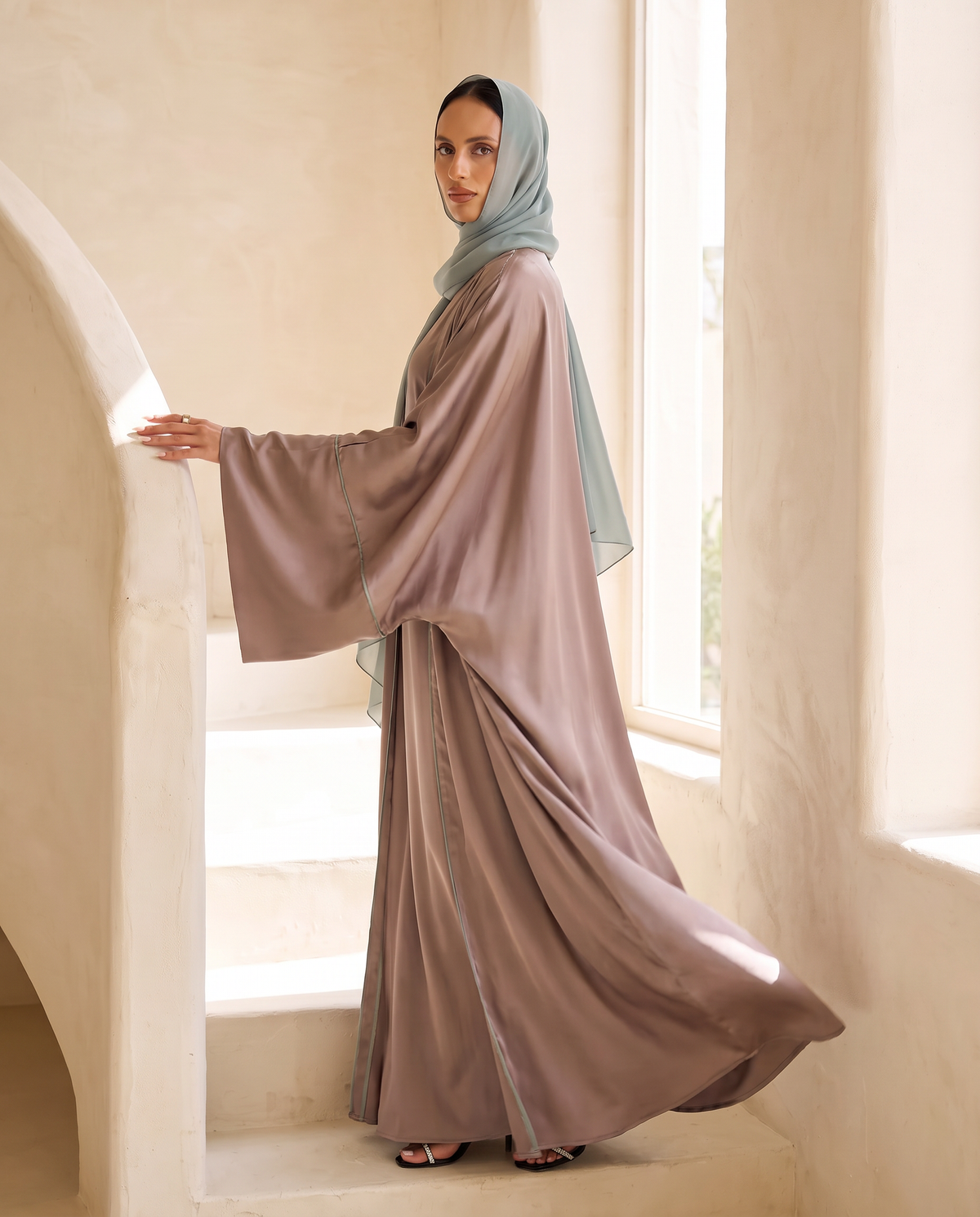 Elegant Pale Taube Abaya