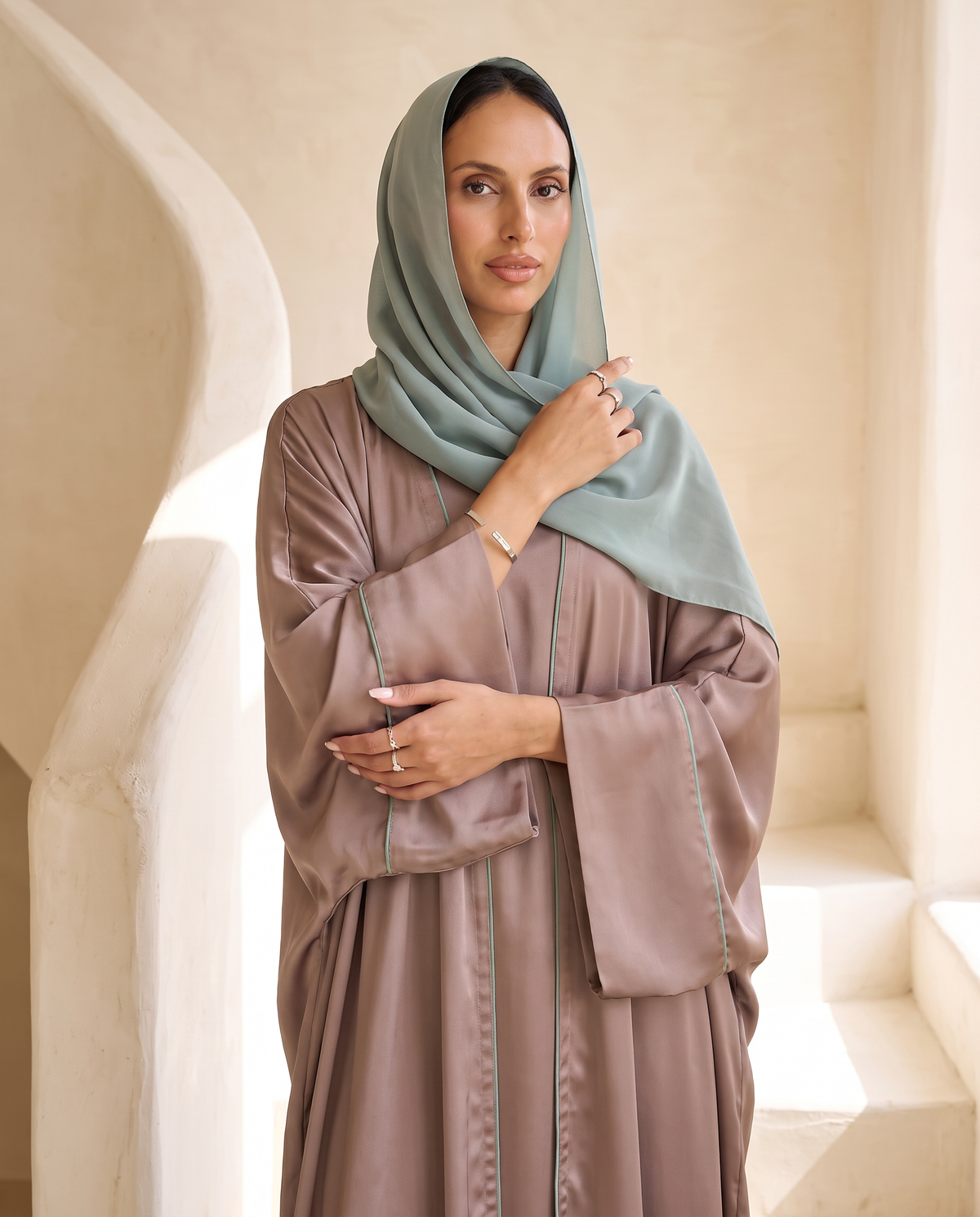 Elegant Pale Taube Abaya