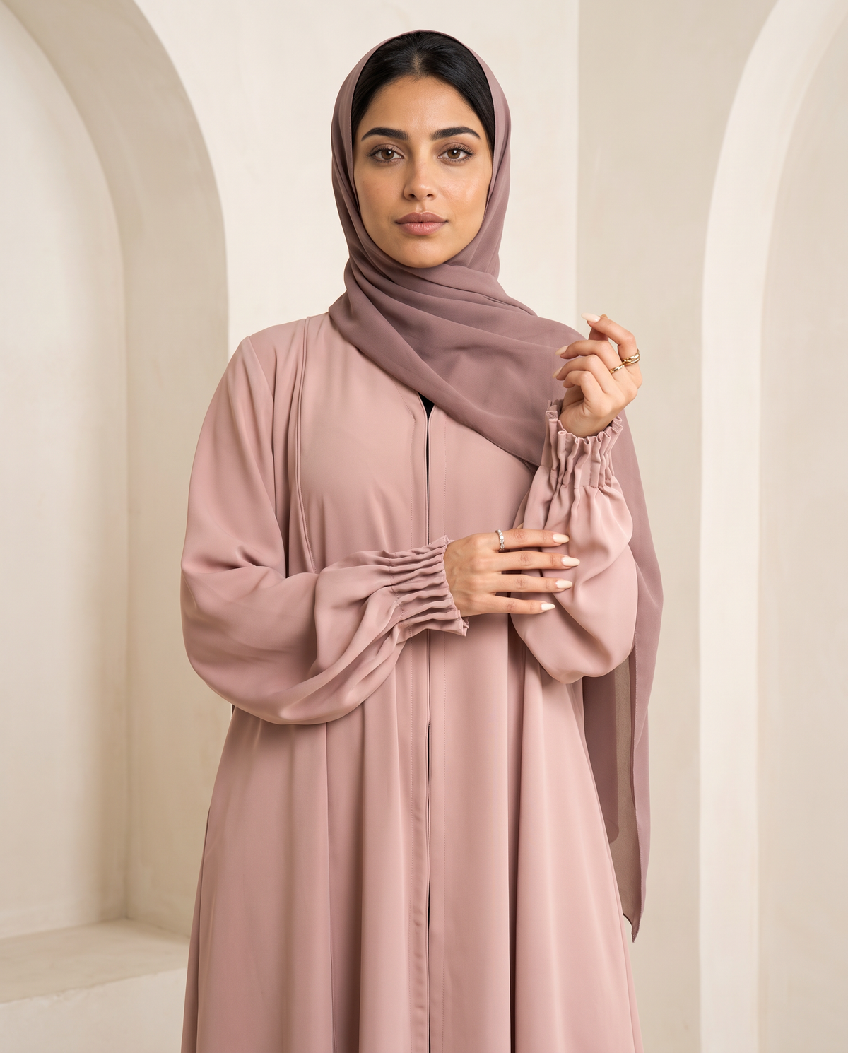 عباية كلاسيكية بأكمام مطوية