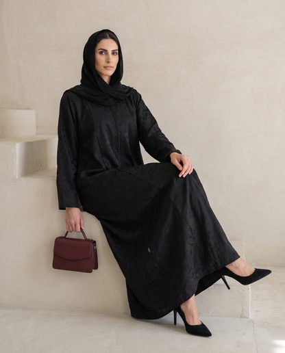عباية فاخرة مع زخارف بتلات منقوشة
