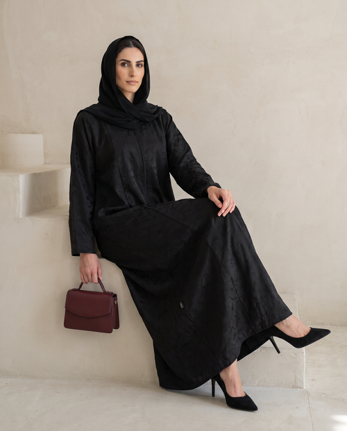 عباية فاخرة مع زخارف بتلات منقوشة – hover image