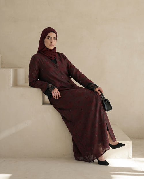 عباية فاخرة منسوجة بتفاصيل مزخرفة وأكمام من الدانتيل – hover image