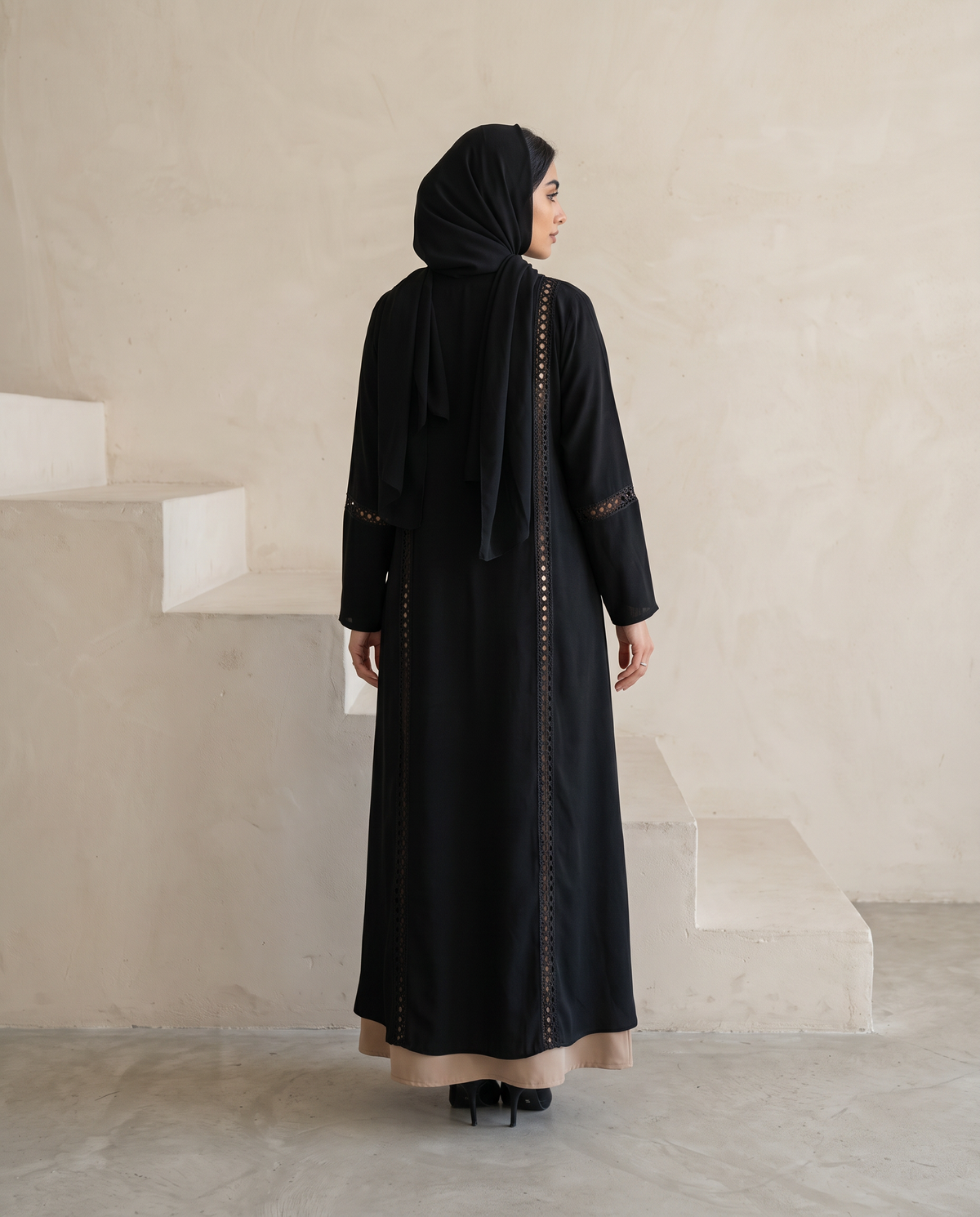 عباية باللون الأسود من أورا مع تفاصيل دانتيل بالليزر