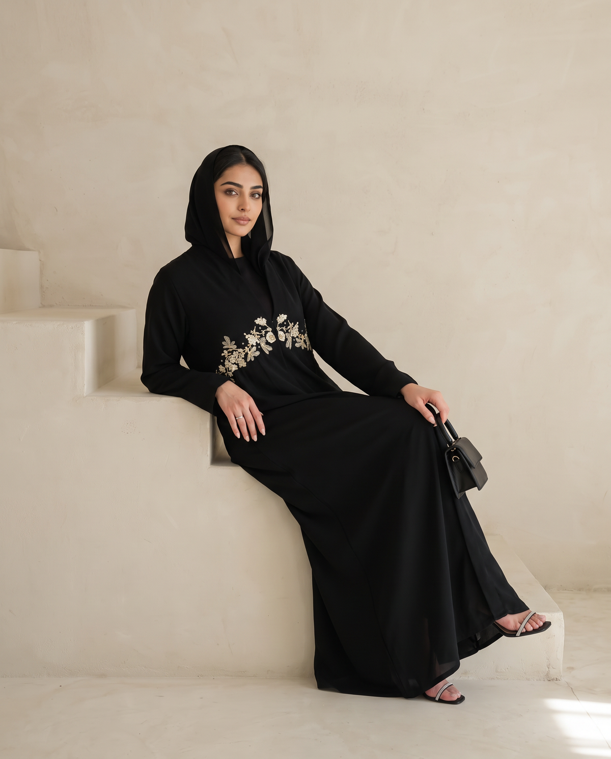 عباية مطرزة على الخصر