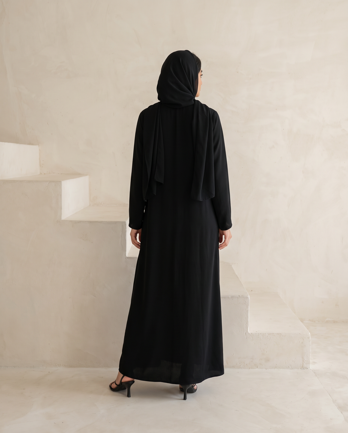 عباية مطرزة على الخصر