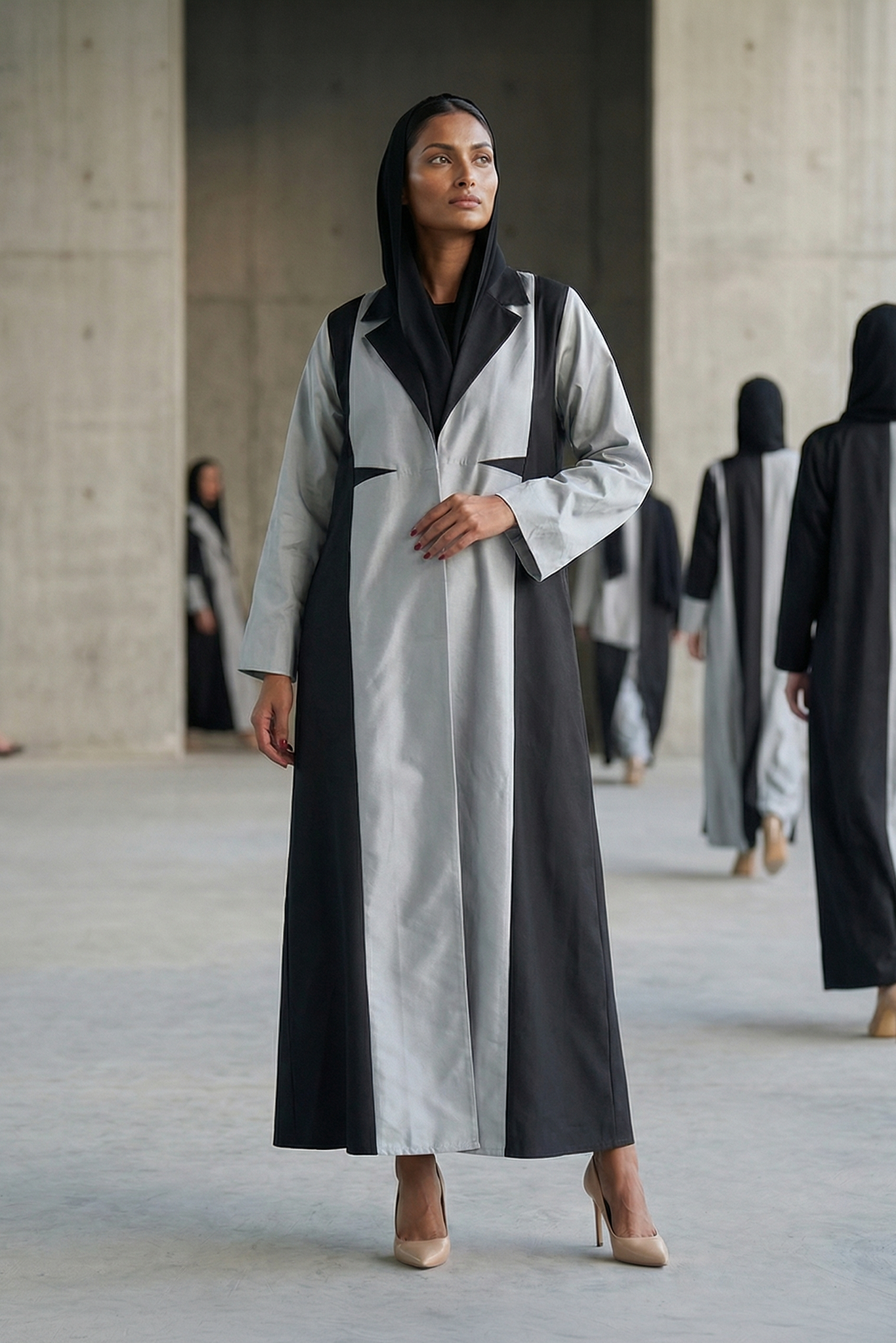 عباية أحادية اللون بتصميم لوحة التوكسيدو من قماش التافتا المهيكل