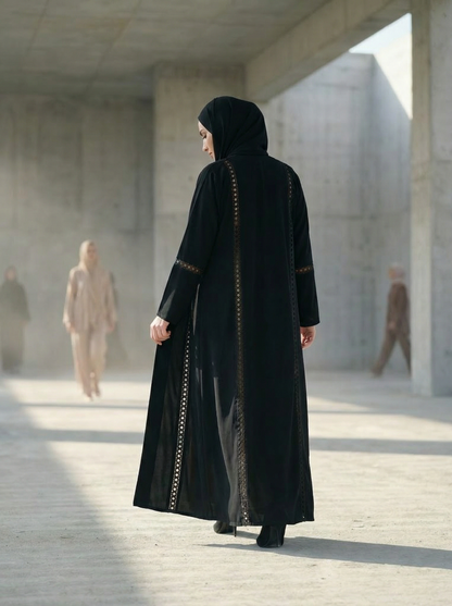 عباية باللون الأسود من أورا مع تفاصيل دانتيل بالليزر