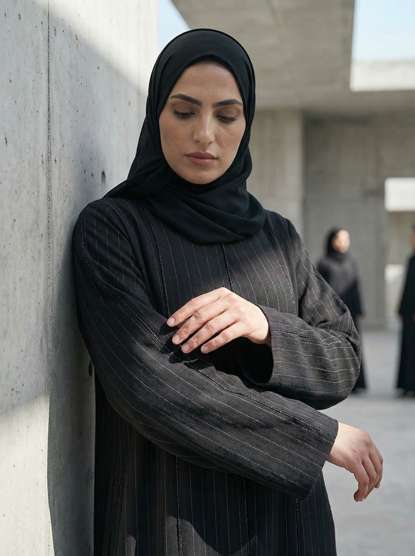 عباية فاخرة ذات ملمس مميز مع تفاصيل لامعة دقيقة