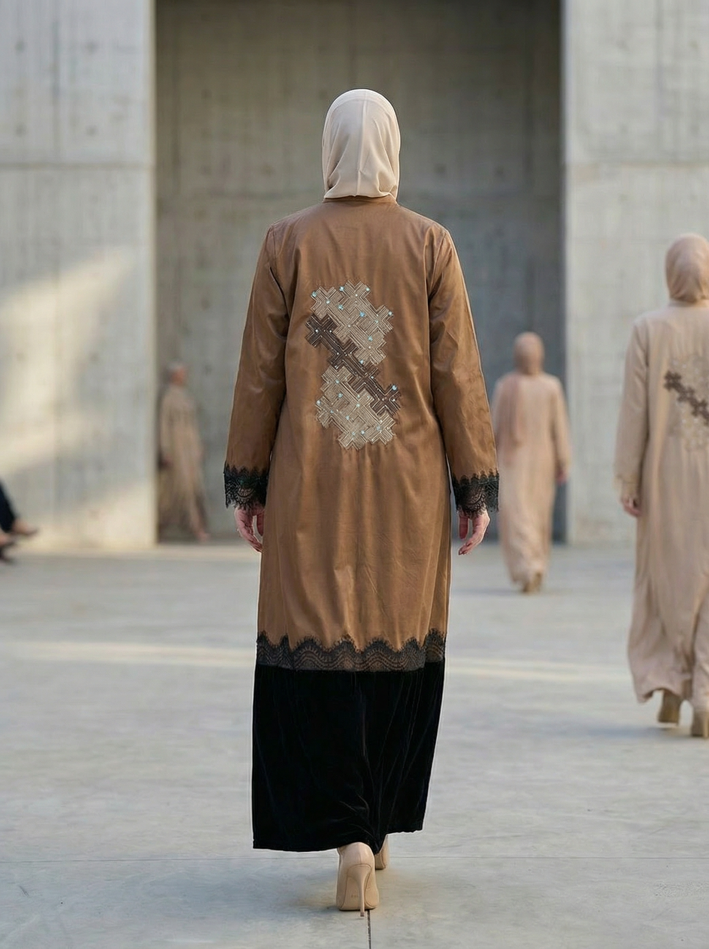 عباية من قماش التافتا بلون الموكا مع لمسات من الدانتيل الأسود وحافة مخملية