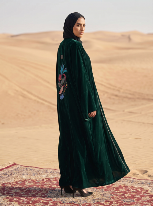 عباية مخملية مفتوحة مع تفاصيل حواف أمامية وتطريز زهور في الخلف – hover image