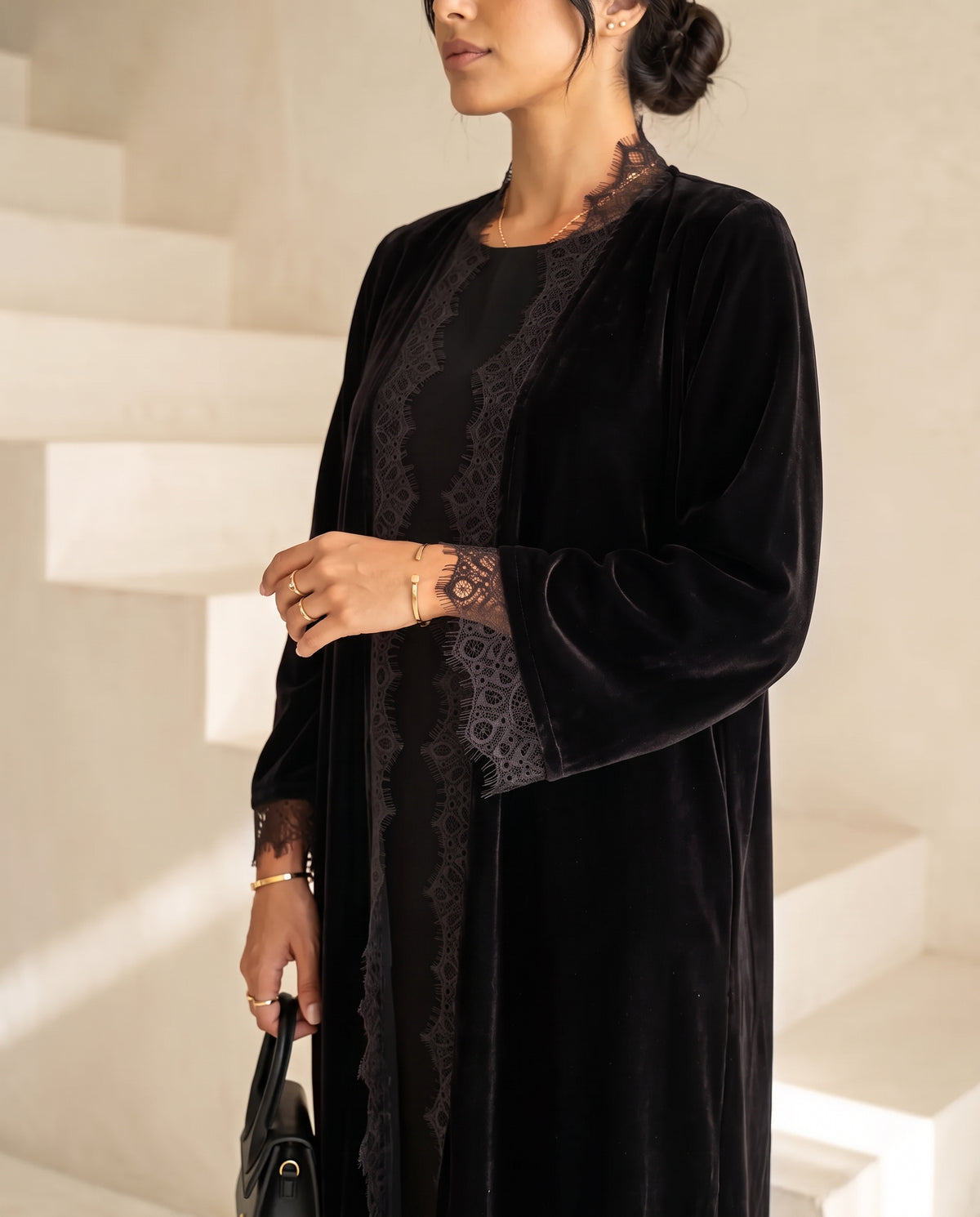 حجاب مخملي أسود عباية