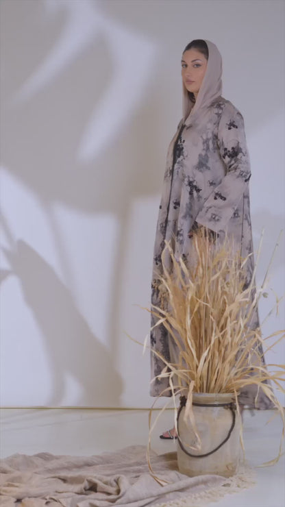 عباية بطباعة ملكية سماوية مع تفاصيل تزيينية من الدانتيل الأسود