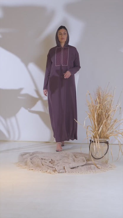 عباية كريب فاخرة مزخرفة بجزء أمامي باللون البرقوقي العميق