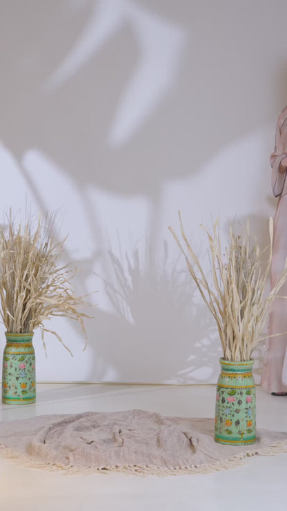 عباية من الساتان باللون الوردي العتيق مع حواف متباينة