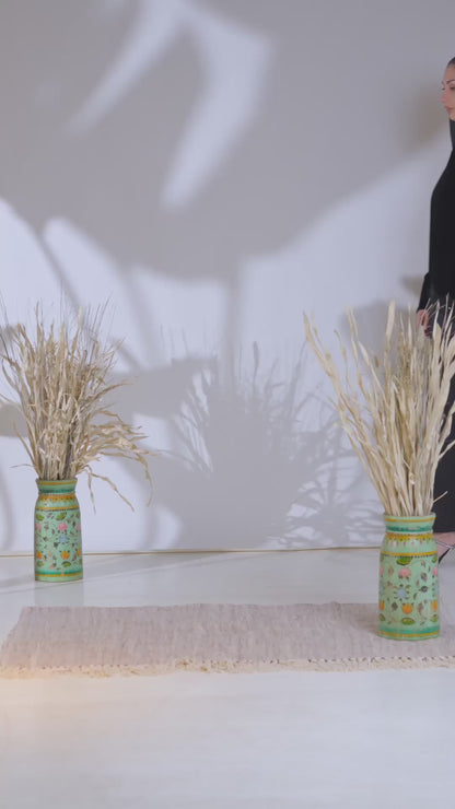 عباية مخملية من قماش الجاكار الفاخر مع حاشية مزخرفة