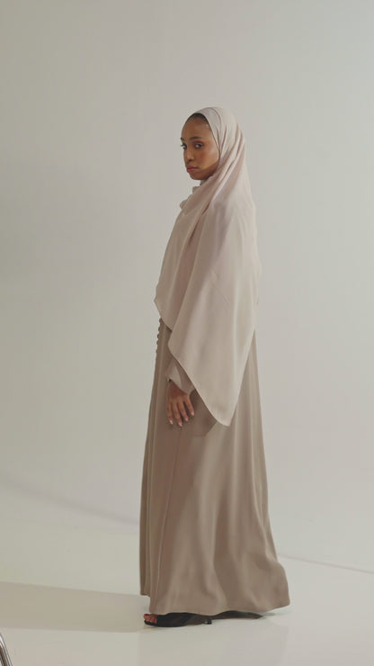 Mocha Matte Abaya مع زر الزر النسيج